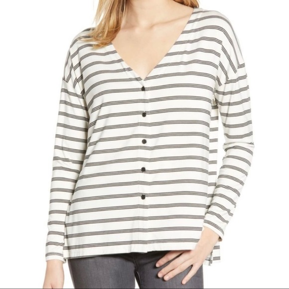 cupcakes & cashmere Tops - Cupcakes and Cashmere Black White Striped Split Hem Long Sleeve Buttondown Top